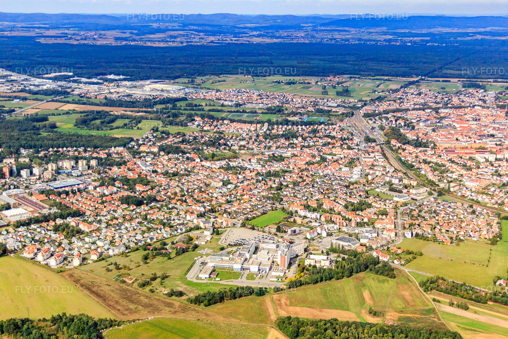 Vue aérienne: Vue de la ville depuis le sud avec le Centre Hospitalier de Haguenau à le quartier Museau Est in Hagenau dans le département Bas Rhin, France.Photo: IMG_53541.jpg prise le 30/09/2012 par Werner Riehm/FLY-FOTO.euRésolution de l'original: 4528 x 3019 pxCentre Hospitalier de Haguenau