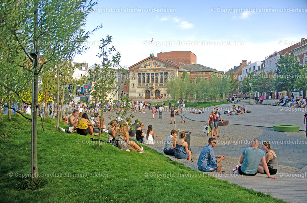 Bispetorv am Dom und am Theater von Aarhus, ein beliebter Treffpunkt. | Bispetorv am Dom und am Theater von Aarhus, ein beliebter Treffpunkt für die Bewohner der zweitgrößten Stadt Dänemarks. - Realisiert mit Pictrs.com