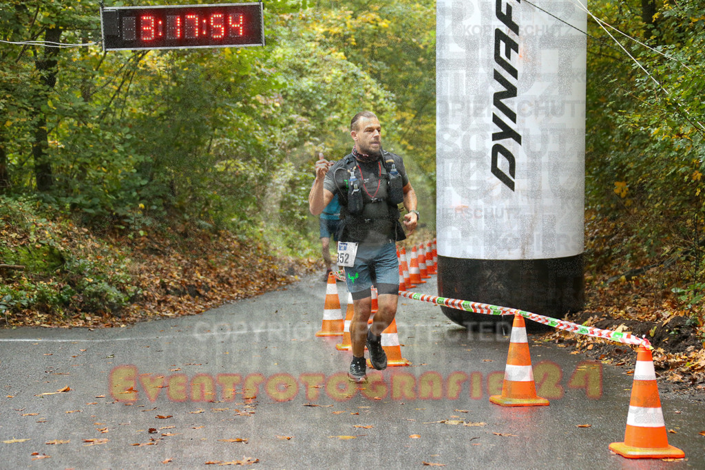 241027_1017_EX1_3753 | Sportfotografie im Rhein-Sieg Kreis, Köln, Bonn, NRW, Rheinland Pfalz, Hessen, etc. Unser Tätigkeitsfeld umfasst den Laufsport vom Volkslauf über den Marathon, Duathlon, Triathon bis zum Ultralauf wie Kölnpfad Ultra oder Schindertrail.
