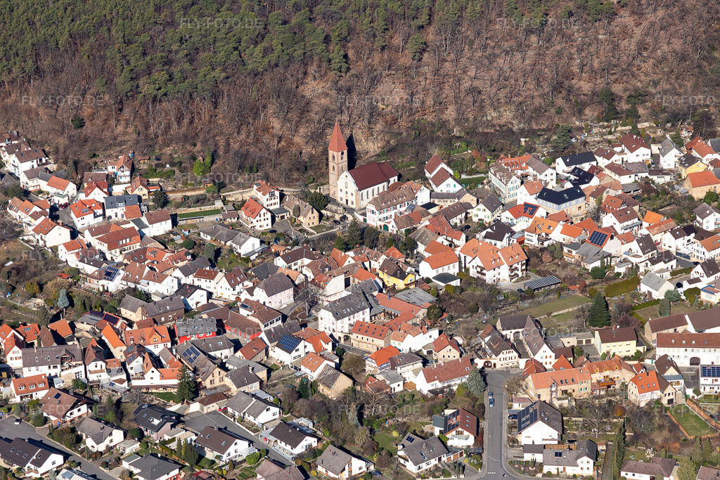 Luftbild: St. Johannes im Ortsteil Königsbach in Neustadt im Bundesland Rheinland-Pfalz in Deutschland. Foto: IMG_112785.jpg vom 27.02.2019 durch Werner Riehm/FLY-FOTO.de