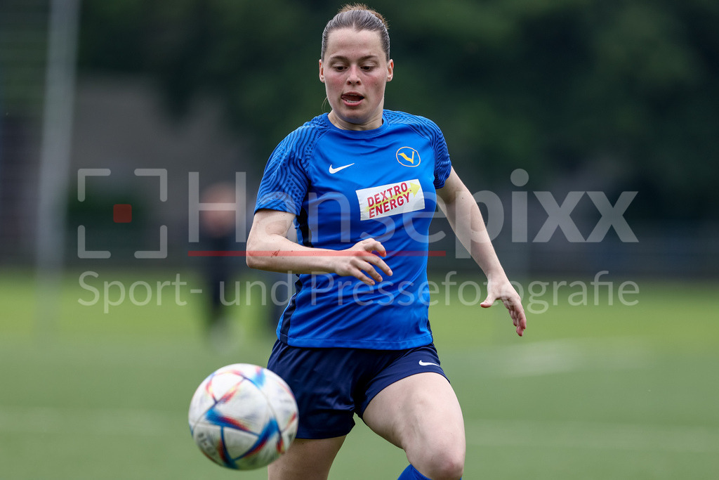 Fussball, Aufstiegsrunde Regionalliga Nord Frauen, FC Union 60 - SC Victoria Hamburg | Celine Witt (SC Victoria Hamburg, 9) am Ball, Einzelbild, Ganzkörper, Aktion, Action, Spielszene, Portrait, Nahaufnahme, Einzelfoto, Einzelbild