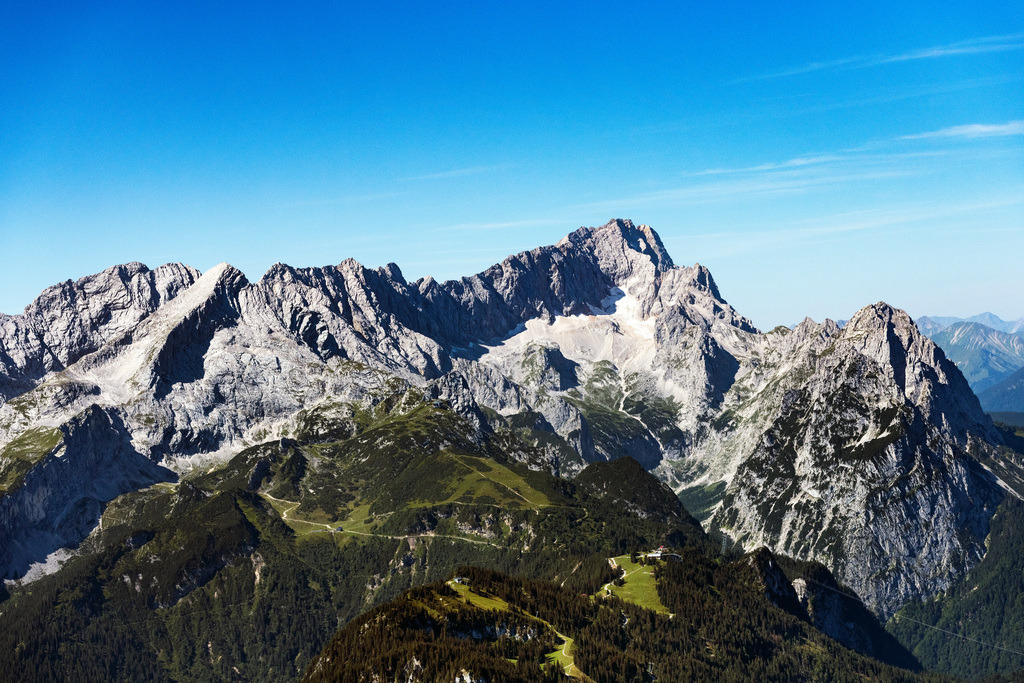 dr__0207773.jpg | GRAINAU 19.08.2023 Felsen- Massiv und Berglandschaft des Zugspitzmassiv mit den Gipfeln der Zugspitze, Alpspitze und Kreuzeck an der Straße Jubiläumsgrat in Grainau im Bundesland Bayern, Deutschland. 