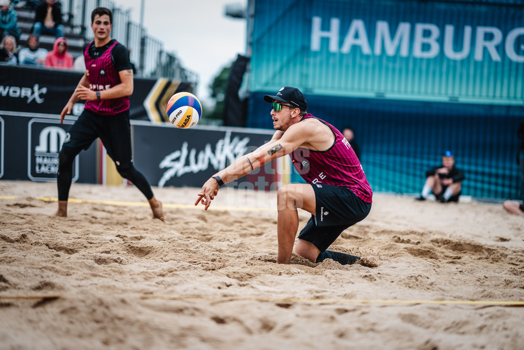 Beachvolleyball | Männer | Queen and King of the Court | Hamburg | 02.06.2024 | Lukas Pfretzschner nimmt den Ball an