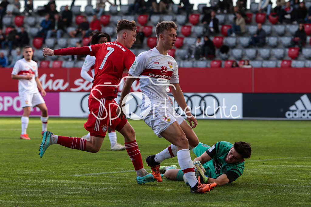 FC Bayern Muenchen U19 - VfB Stuttgart U19 | Paul WANNER (FCB #7) im Duel mit Paulo FRITSCHI (VfB #4) und Dennis SEIMEN (VfB #1)
