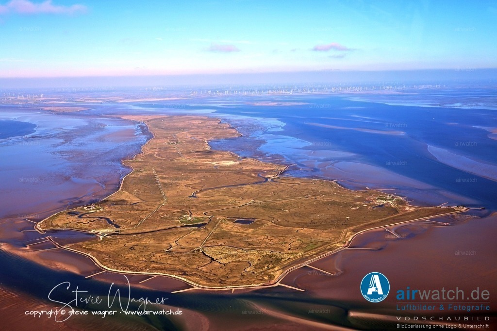 Wattenmeer, Fahrrinne und Priele - Hallig Langeneß | Langeneß ist eine Hallig im Nordseegebiet, die Teil des Kreises Nordfriesland in Schleswig-Holstein ist. Die Hallig hat eine Fläche von 9,56 Quadratkilometern und ist 10 Kilometer lang und 1,4 Kilometer breit. Sie ist die größte der nordfriesischen Halligen und wird auch als "Lange Nase" bezeichnet, da sie schmal und lang gestreckt ist.