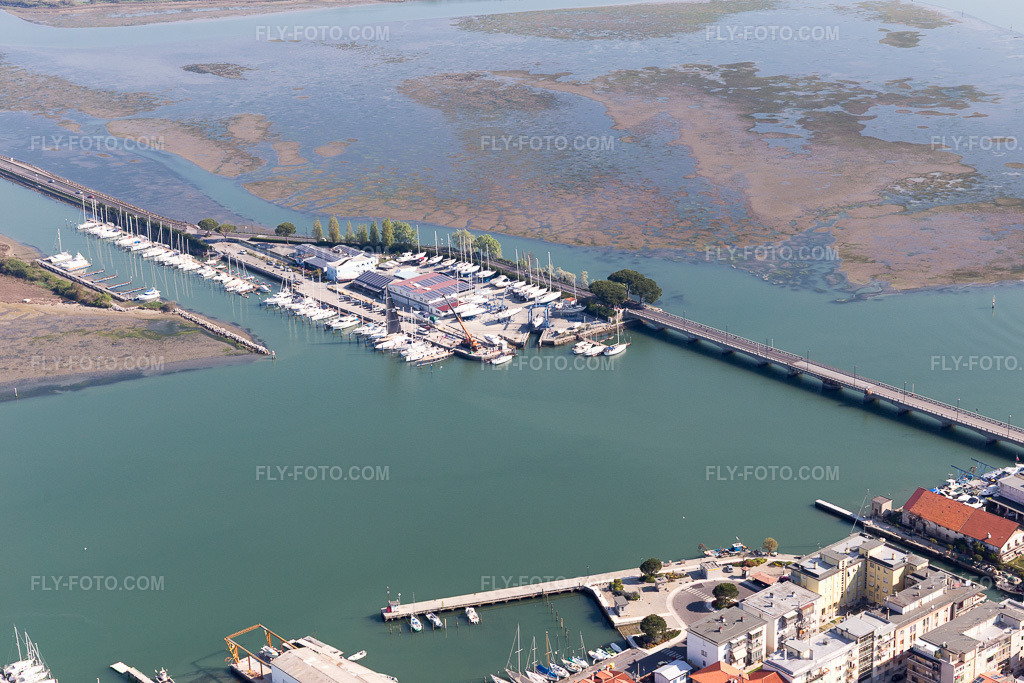 Aerial view: View of the town in Grado in the state Gorizia, Italy. – Photo: IMG_098077.jpg taken on 04/03/2017 by Werner Riehm/FLY-FOTO.com – Resolution of the original: 5472 x 3648 px