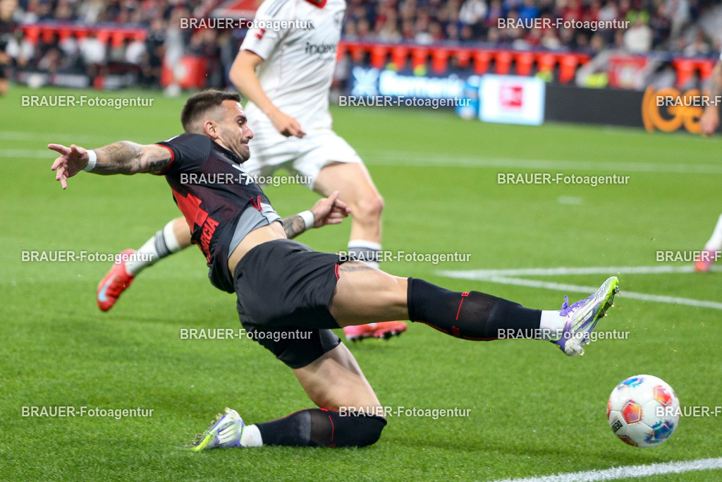 Bayer 04 Leverkusen vs Eintracht Frankfurt - Bundesliga  | Leverkusen, Deutschland, 12.09.25:   Aleix Garcia (Bayer 04 Leverkusen) in Aktion am Ball, Einzelaktion waehrend des Spiels der Bundesliga zwischen  Bayer 04 Leverkusen vs Eintracht Frankfurt in der BayArena(Foto von Brauer-Fotoagentur / Adrian Schlueter)