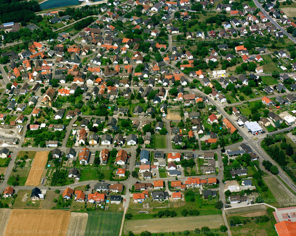 2526272 | GREFFERN 01.08.2005 Ortsansicht der Straßen und Häuser der Wohngebiete in Greffern im Bundesland Baden-Württemberg, Deutschland // Town View of the streets and houses of the residential areas in Greffern in the state Baden-Wuerttemberg, Germany Foto: Gerhard Launer