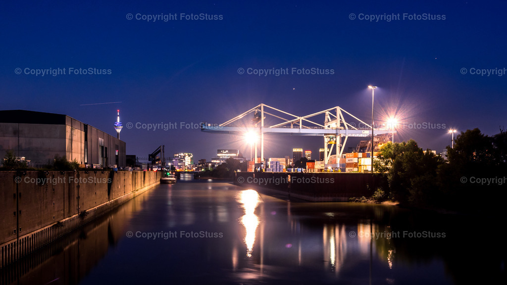 Industriehafen in Düsseldorf am Abend | Terminal am Containerhafen von Düsseldorf am Rhein. - Realisiert mit Pictrs.com
