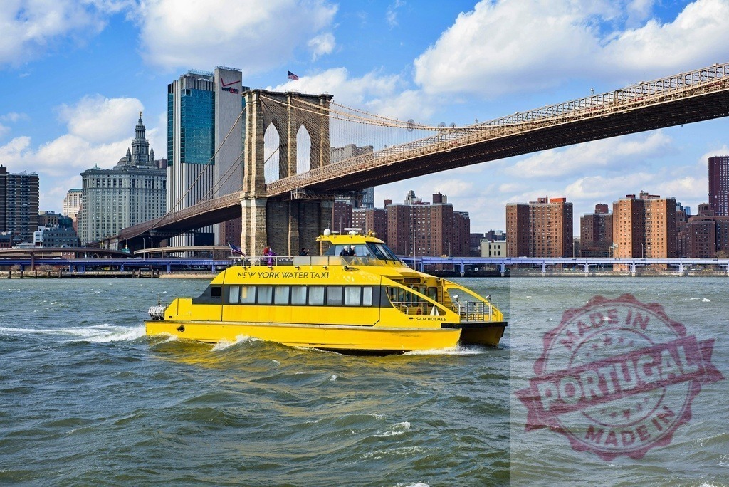 New York Water Taxi cruising past Brooklyn Bridge | Yellow New York Water Taxi navigating East River with Manhattan skyline - Realisiert mit Pictrs.com