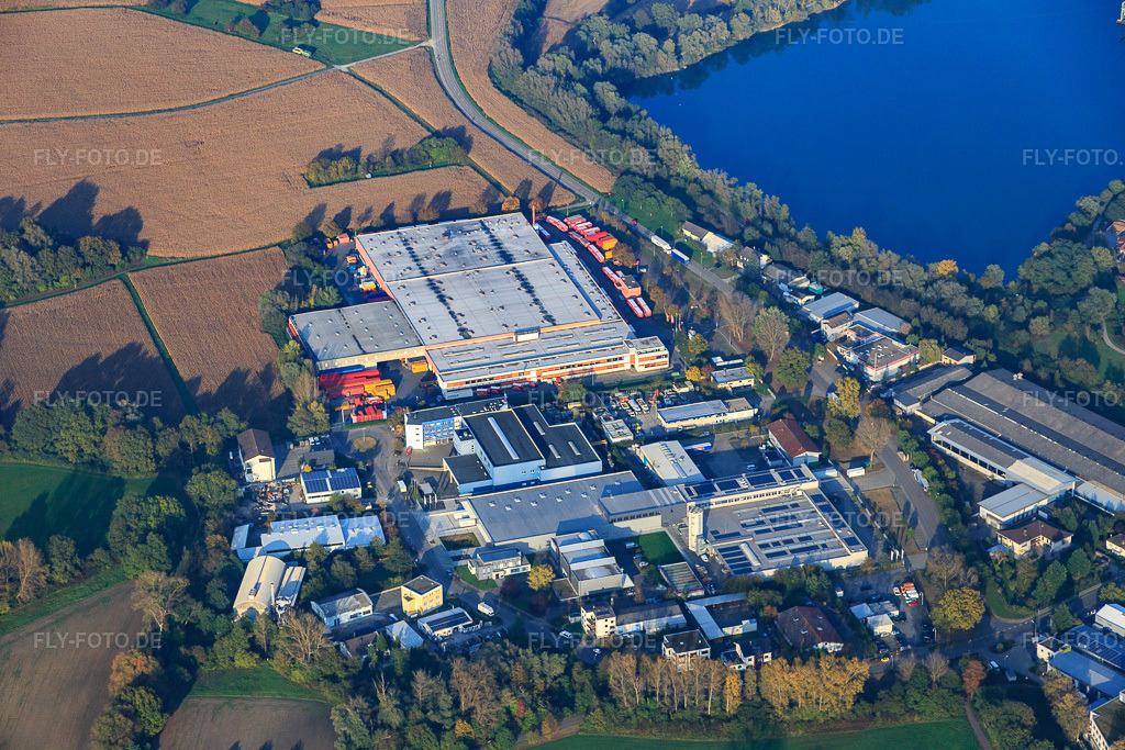 Luftbild: Abfüllwerk der Coca-Cola Europacific Partners Deutschland GmbH, Standort Karlsruhe im Ortsteil Neureut in Karlsruhe im Bundesland Baden-Württemberg in Deutschland. Foto: IMG_075485.jpg vom 26.10.2014 durch Werner Riehm/FLY-FOTO.deRead icon