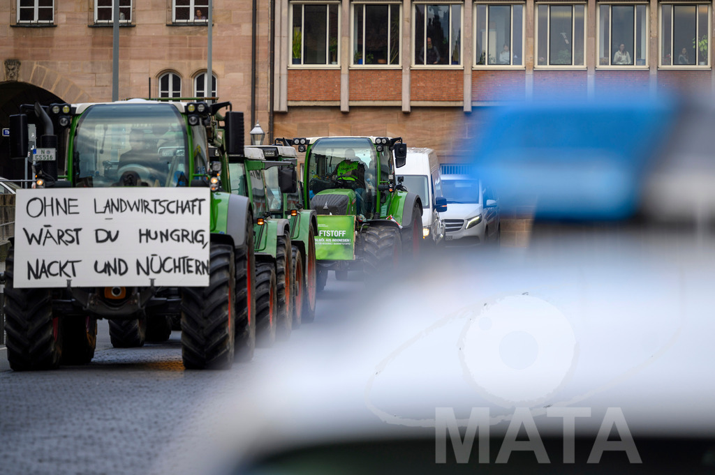_DWA4233 | Bauerndemo gegen Agrarpolitik der Bundesregierung  auf dem Straße Obstmarkt und Hauptmarkt . Nürnberg, 08.01.2024 - Realisiert mit Pictrs.com