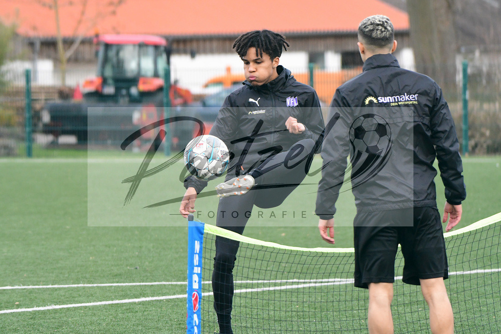 20200131_TRAOSN_0021 | Fußball, Herren: Felix Agu (VfL Osnabrueck) in Aktion, am Ball, Einzelaktion waehrend der Trainingseinheit des VfL Osnabrueck im Sportpark Illoshoehe am 31.01.2020 in Osnabrueck, Deutschland. - Realisiert mit Pictrs.com