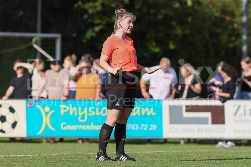 Fussball, Testspiel Frauen, Hamburger SV - SV Werder Bremen | v.li.: Schiedsrichterin Hanna-Marie Hofmann gibt Anweisungen, gestikuliert, mit den Armen gestikulieren