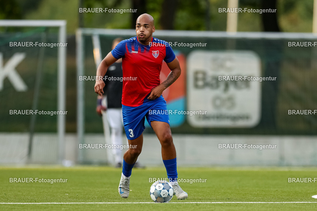 1_KFCWAT_20250723_0483.JPG -  - KFC Uerdingen - SG Wattenscheid 09 - Testspiel | Krefeld, Deutschland, 23.07.25: Anthony Oscasindas (KFC Uerdingen) in Aktion, am Ball, Einzelaktion waehrend des Testspiel Spiels zwischen KFC Uerdingen - SG Wattenscheid 09 in der Covestro Sportpark am 23. July 2025 in Krefeld, Deutschland. (Foto von Stefan Brauer/Brauer-Fotoagentur)
