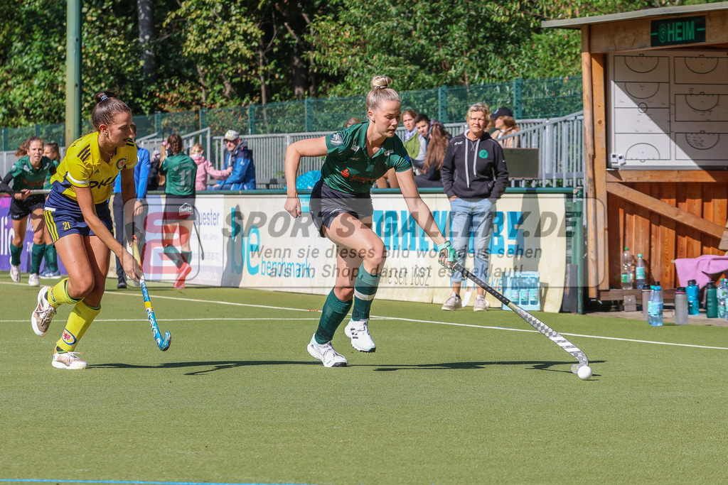 Raffelberg-Braunschweig-35 | Anneke Maertens (Club Raffelberg #15) &amp; Maria Julia Lagocki (Eintracht Braunschweig #21), Club Raffelberg - Eintracht Braunschweig am 17.9.2022 in der Hockeyanlage Club Raffelberg, Duisburg