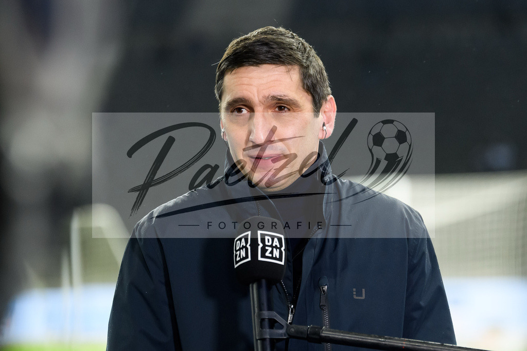 BSCRBL20220220_010 | Fussball, Herren: Trainer Tayfun Korkut (Hertha BSC) im Interview bei dem Spiel der 1. Bundesliga zwischen Hertha BSC und RB Leipzig im Olypiastadion am 20.02.2022 in Berlin, Deutschland.DFB / DFL REGULATIONS PROHIBIT ANY USE OF PHOTOGRAPHS AS IMAGE SEQUENCES AND/OR QUASI-VIDEO. - Realisiert mit Pictrs.com