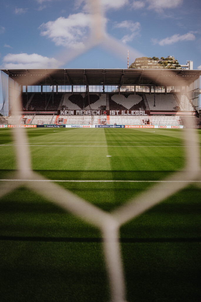 HEV01791 | Der offizielle Shop für FC St. Pauli Fotos. Wähle aus Spielszenen & Fanmomenten dein FCSP Wunschformat. Wir liefern Millerntor-Atmosphäre.