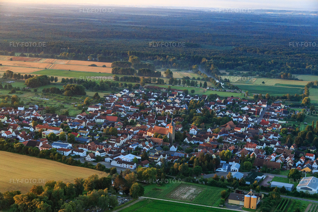 Luftbild: Dorfansicht am Morgen aus Norden mit katholische Kirche St. Leodegar in Steinfeld im Bundesland Rheinland-Pfalz in Deutschland. Foto: IMG_091511.jpg vom 10.07.2016 durch Werner Riehm/FLY-FOTO.de
