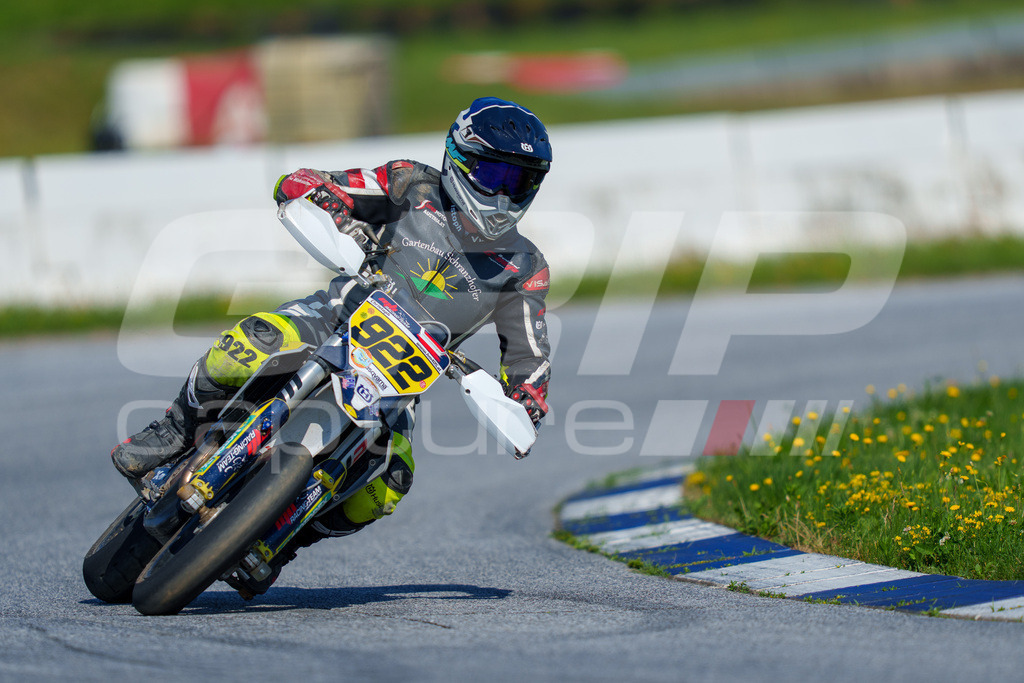 SuperMoto_Staatsmeisterschaft_Greinbach_158 | GRIPcapture steht für authentische Sportfotografie in Österreich – für Momente, die mehr sind als Geschwindigkeit oder Ergebnis. Es geht um Emotion, Spannung, Fokus und den Augenblick, der oft nur einen Wimpernschlag dauert.Ob Motorsport, Teamsport oder 