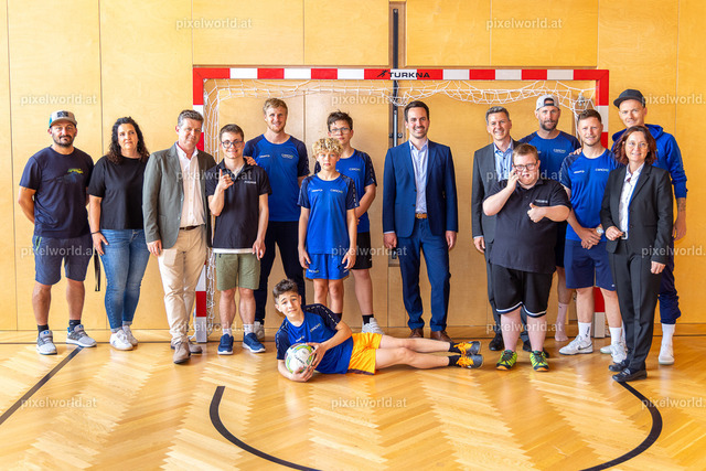 Besuch von Bildungsminister Christoph Wiederkehr am Bildungsstandort Feldkirchen | Bildershop von pixelworld.at - Realisiert mit Pictrs.com