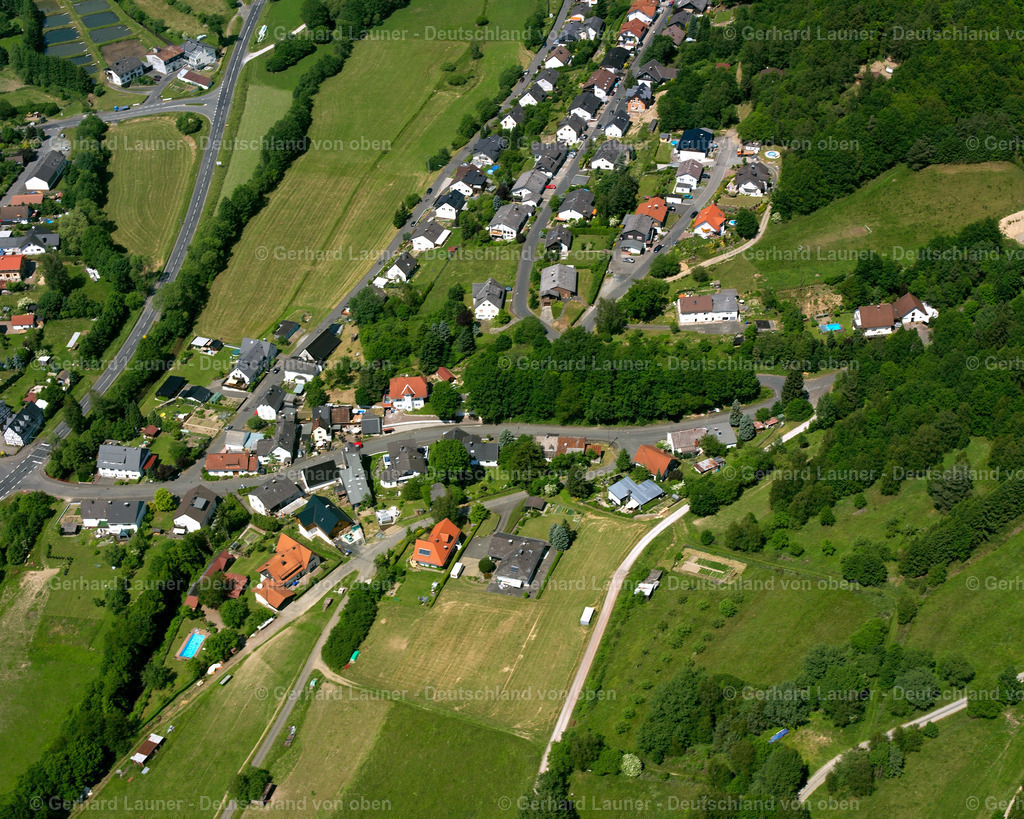 2611186 | RODENBACH 09.06.2006 Landwirtschaftliche Nutzflächen und Feldgrenzen  umsäumen das Siedlungsgebiet des Dorfes in Rodenbach im Bundesland Hessen, Deutschland // Agricultural land and field boundaries surround the settlement area of the village  in Rodenbach in the state Hesse, Germany Foto: Gerhard Launer