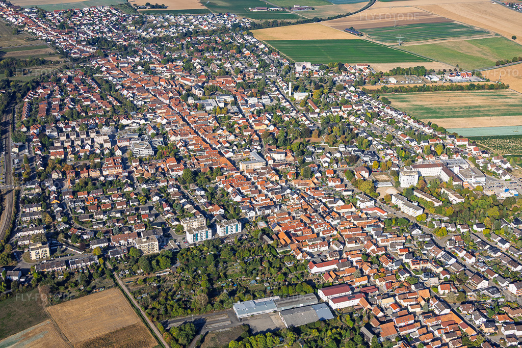 Luftbild: Stadtansicht aus Osten in Kandel im Bundesland Rheinland-Pfalz in Deutschland. – Foto: IMG_159652.jpg vom 27.09.2026 durch Werner Riehm/FLY-FOTO.de – Auflösung des Originals: 5987 x 3992 px