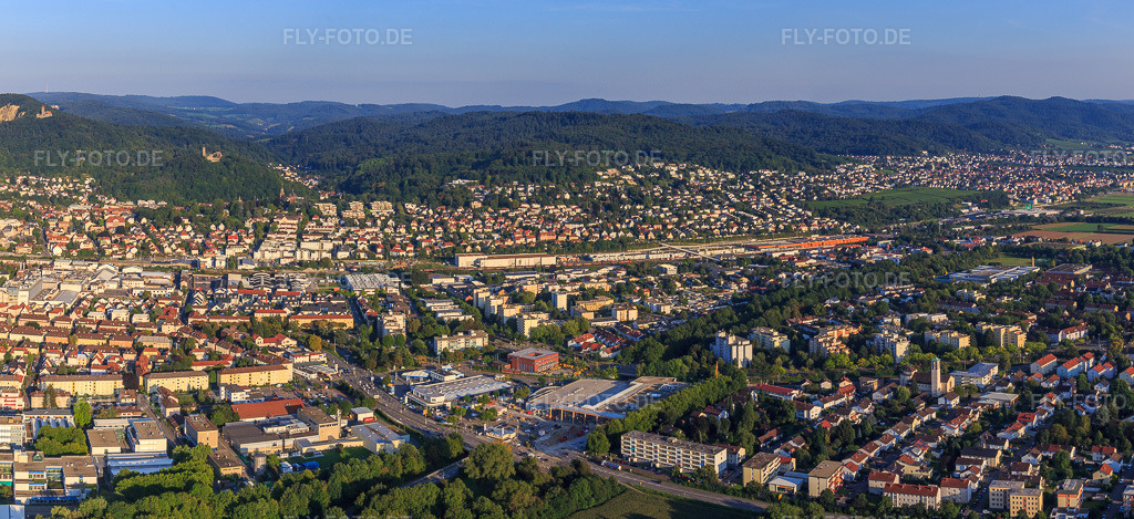 Luftbild: Ortsansicht der Straßen und Häuser der Wohngebiete in Weinheim im Bundesland Baden-Württemberg in Deutschland. Foto: IMG_103036-Pano.jpg vom 28.08.2017 durch Werner Riehm/FLY-FOTO.deAuflösung des Originals: 6957 x 3184 px