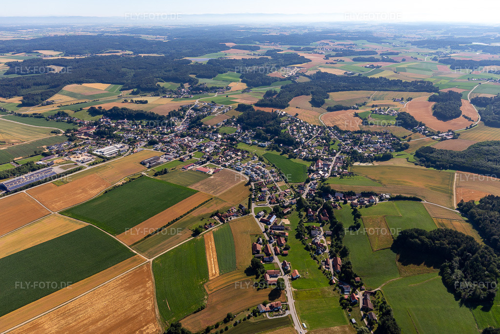 Luftbild:  in Bayerbach bei Ergoldsbach im Bundesland Bayern in Deutschland. – Foto: IMG_133139.jpg vom 03.07.2022 durch Werner Riehm/FLY-FOTO.de – Auflösung des Originals: 5472 x 3648 px – Suchfeld