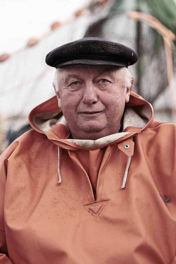 zeitenwende-farbe-02-09 | Karl Wolff, besser bekannt als Kalle Wolff, ist einer von drei Fischern auf dem Holm in Schleswig, die als Rentner nicht mehr im Hauptberuf aktiv sind. - Realisiert mit Pictrs.com