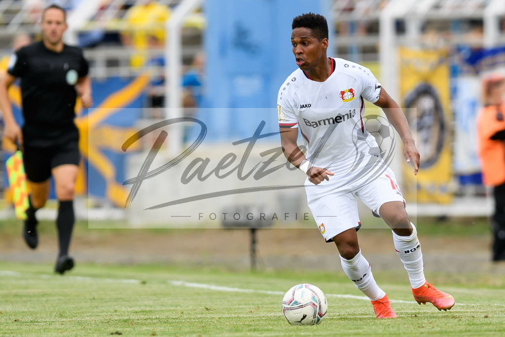 LLELEV20210807_142 | Fussball, Herren: Wendell (Bayer 04 Leverkusen) in Aktion, am Ball, Einzelaktion beim Spiel der 1. Runde im DFB-Pokal zwischen 1. FC Lokomotive Leipzig und Bayer 04 Leverkusen im Bruno-Plache-Stadion am 07.08.2021 in Leipzig, Deutschland.DFB / DFL REGULATIONS PROHIBIT ANY USE OF PHOTOGRAPHS AS IMAGE SEQUENCES AND/OR QUASI-VIDEO. - Realisiert mit Pictrs.com
