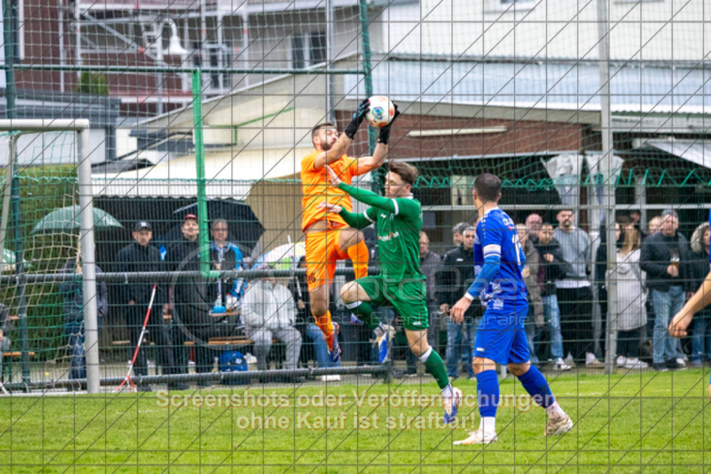 20251116_154914_1235 | #,KSG Eislingen (grün) vs. Croatia 2012 Geislingen (blau), Fussball, Kreisliga A3 - Bezirk Neckar/Fils, 13. Spieltag, Saison 2025/2026, Rasensportplatz KSG, Albstraße 69, 73054 Eislingen, 16.11.2025 - 14:30 Uhr,Foto: PhotoPeet-Sportfotografie/Peter Harich