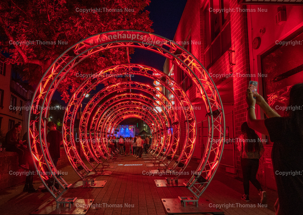 DSC_7203 | bbe, Bensheim, Winzerfest, Tag der Jugend,,acht Traversenkreise hatte eine Bensheimer Bank aufstellen lassen um Werbung zu machen, hier hindurch ging es rot beleuchtet zum Tag der Jugend, , Bild: Thomas Neu