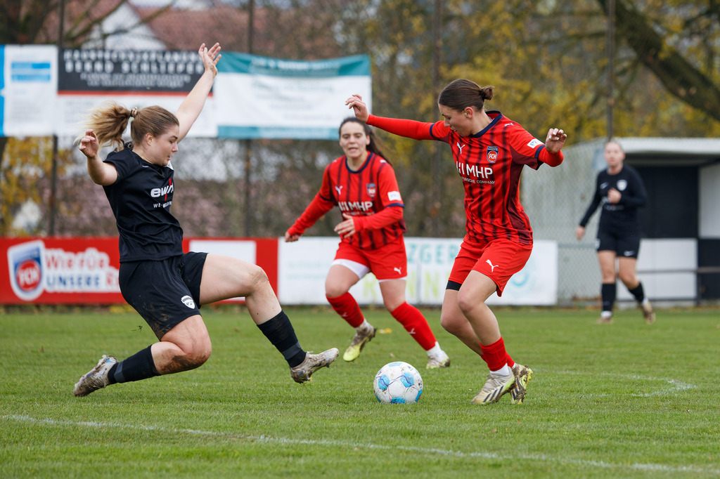 HOHFCH_251109_6744 | 1.FC Heidenheim 1846 II vs. GAST, Fußball, Frauen, Bezirksliga, 2025/2026, X. Spieltag, 03.10.2025 in Heidenheim, Kunstrasen b. Voith-Arena West(Foto: Michael Bulling) - Realisiert mit Pictrs.com