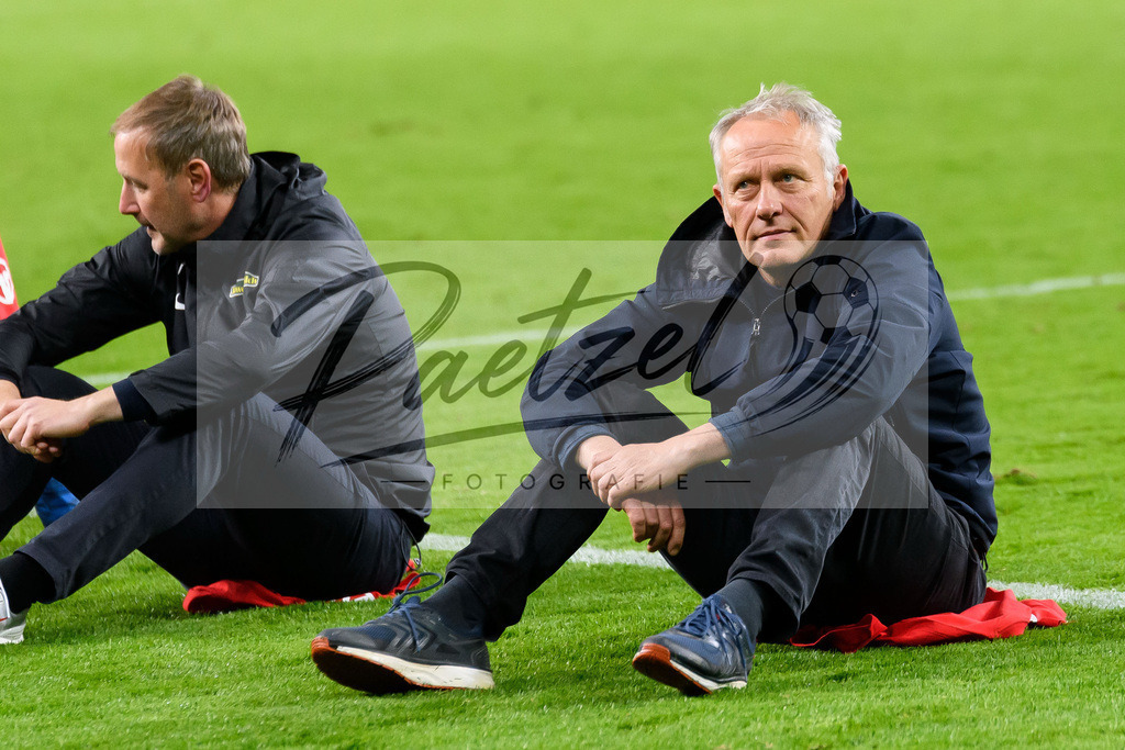 HSVSCF20220419_174 | Fussball, Herren: Trainer Christian Streich (SC Freiburg) schaut beim DFB-Pokal-Halbfinalspiel zwischen Hamburger SV und SC Freiburg im Volksparkstadion am 19.04.2022 in Hamburg, Deutschland.DFB / DFL REGULATIONS PROHIBIT ANY USE OF PHOTOGRAPHS AS IMAGE SEQUENCES AND/OR QUASI-VIDEO. - Realisiert mit Pictrs.com