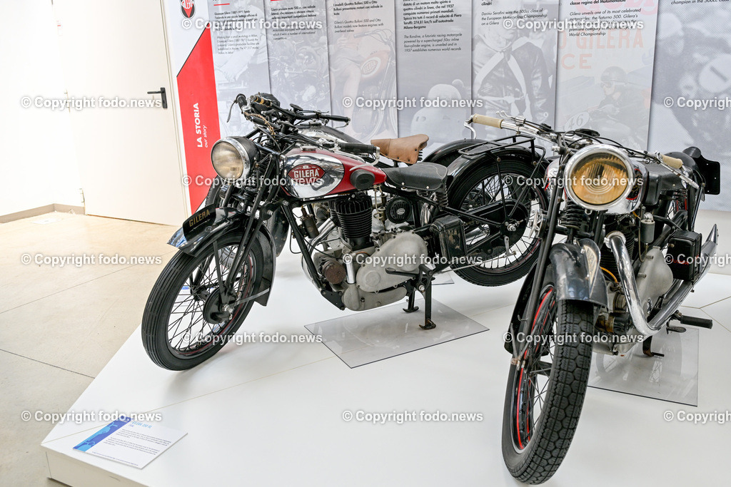 Italien_ Toskana_ Provinz Pisa_ Pontedera_ Vespa_ 29.05.2024-73 | 29.05.2024, Italien, ITA, Toskana, Pontedera im Bild Piaggio, Vespa, Museum

Piaggio ist ein italienischer Fahrzeughersteller mit Sitz in Pontedera. Das Unternehmen produziert verschiedene Mofas und Motorroller, unter anderem die Vespa, das Lastendreirad Ape sowie den Kleintransporter Porter. Zum Konzern gehören auch die Motorradmarken Aprilia, Derbi, Gilera, Laverda und Moto Guzzi. 
Quelle: Wikipedia