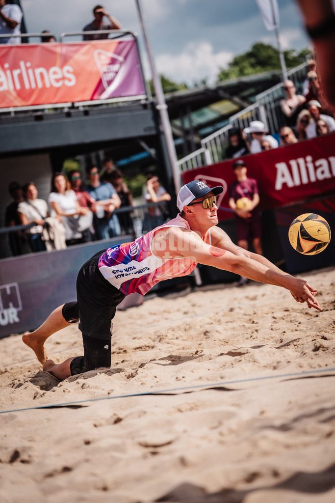 Beachvolleyball | Männer | Allianz German Beach Tour 2025 | Tourstop Hamburg | 31.05.2025 | Robin Sowa springt zum Ball