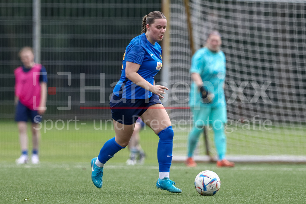 Fussball, Aufstiegsrunde Regionalliga Nord Frauen, FC Union 60 - SC Victoria Hamburg | Caroline Kuhlmann (SC Victoria Hamburg, 22) am Ball, Einzelbild, Ganzkörper, Aktion, Action, Spielszene