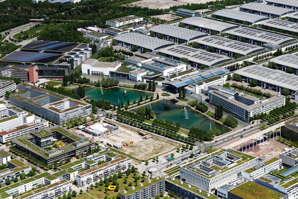 dr__0097089.jpg | MüNCHEN 19.05.2022 Ausstellungsgelände und Messehallen an der Straße Am Messesee im Ortsteil Trudering-Riem in München im Bundesland Bayern, Deutschland. Weiterführende Informationen bei: JAHN ARCHITECTURE, Inc.,  MESSE MÜNCHEN GMBH. // Exhibition grounds and exhibition halls in the district on street Am Messesee of Trudering-Riem in Munich in the state Bavaria, Germany. Further information at: JAHN ARCHITECTURE, Inc.,  MESSE MUeNCHEN GMBH. Foto: Daniel Reiter