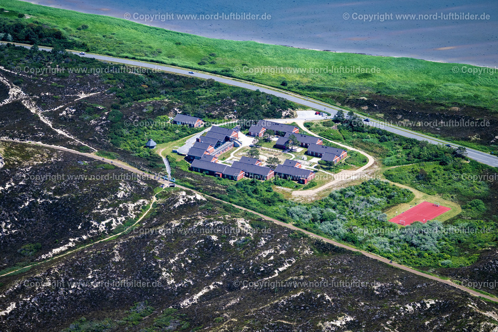 Sylt_Kampen_Kindererholungsheim_Der_Hamburger_Kind_ELS_1064210625 | KAMPEN (SYLT) 13.08.2025 Schulgelände und Gebäudekomplex des " Schullandheim Vogelkoje " in Kampen (Sylt) auf der Insel Sylt im Bundesland Schleswig-Holstein, Deutschland. Weiterführende Informationen bei: Jugenderholungswerk Hamburg e.V. Vogelkoje Kampen. // School grounds and buildings of the " Schullandheim Vogelkoje " in Kampen (Sylt) at the island Sylt in the state Schleswig-Holstein, Germany. Further information at: Jugenderholungswerk Hamburg e.V. Vogelkoje Kampen. Foto: Martin Elsen