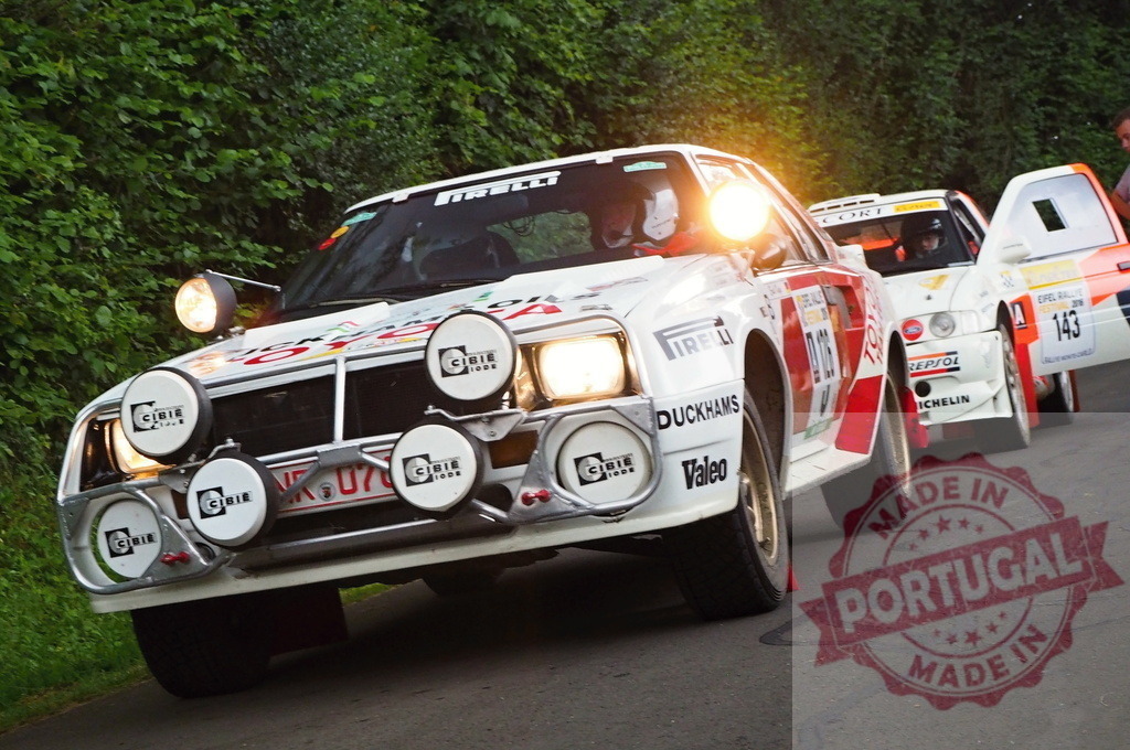 Opel Manta 400 Group B rally car running on road | Vintage Opel Manta 400 rally car racing on a forest road with bright headlights - Realisiert mit Pictrs.com