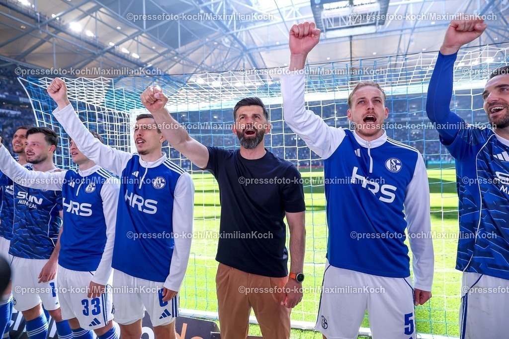 S0419042601068 | 19.04.2026, Fußball, FC Schalke 04 - SC Preußen Münster, 30. Spieltag, 2. Fußball Bundesliga, Veltins-Arena Gelsenkirchen, Saison 2025 2026: Cheftrainer Miron Muslic (Schalke04) jubelnd beim Abschlussjubel nach dem 4:1 Sieg zusammen mit der Mannschaft DFB regulations prohibit any use of photographs as image sequences and or quasi-video.