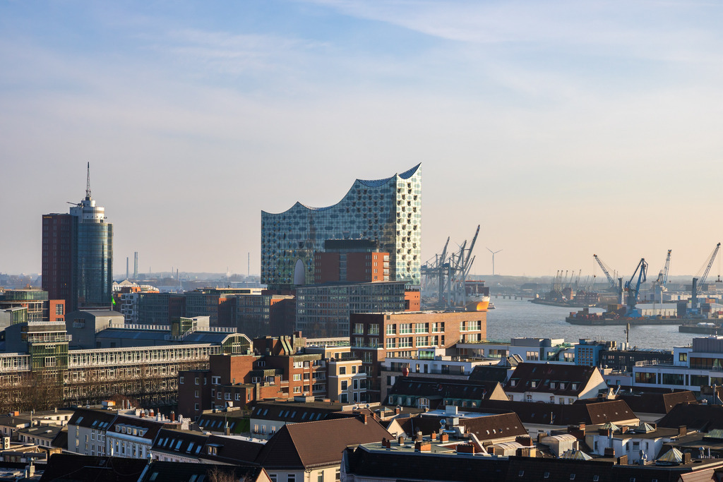 10260408 - Elbphilharmonie und Hafen im Sonnenlicht | Blick auf die Elbphilharmonie und den Hamburger Hafen im Sonnenlicht.