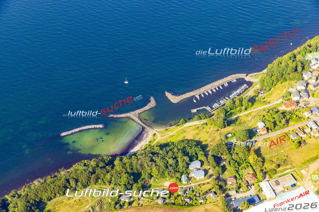 Schöne Luftaufnahme als Geschenk in Hafen Lohme - Die Luftbildaufnahme wurde 2025 vom UL-Flugzeug heraus erstellt ( keine Drohne ) - Hochauflösende Luftaufnahme -Nicht vergleichbar mit Google Maps oder Satelittenbilder- Die Geschenkidee !Mit Lizenz und Bildrechte bestellbar