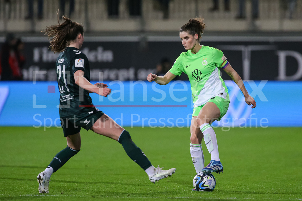 Fussball, Google Pixel Frauen-Bundesliga, VfL Wolfsburg - SV Werder Bremen | v.li.: Chiara Hahn (SV Werder Bremen, 21) und Dominique Janssen (VfL Wolfsburg, 6) im Zweikampf, Duell, Dynamik, Aktion, Action, Spielszene, DIE DFB-RICHTLINIEN UNTERSAGEN JEGLICHE NUTZUNG VON FOTOS ALS SEQUENZBILDER UND/ODER VIDEOÄHNLICHE FOTOSTRECKEN. DFB REGULATIONS PROHIBIT ANY USE OF PHOTOGRAPHS AS IMAGE SEQUENCES AND/OR QUASI-VIDEO.