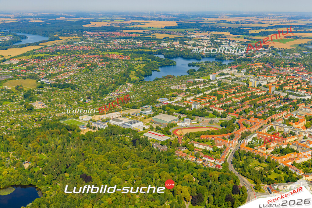 Luftaufnahme Weststadt Schwerin - Die Luftaufnahme wurde 2025 vom UL-Flugzeug heraus erstellt ( ohne Drohne ) - Hochauflösende Luftaufnahme - für professionelle Ausdrucke geeignet. Die Geschenkidee !Mit Lizenz und Bildrechte bestellbar