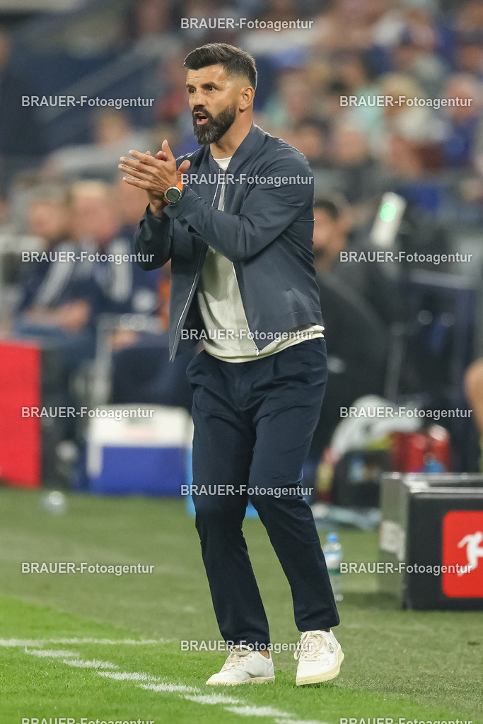 1_S04BER_20250801_2923.JPG -  - FC Schalke 04 - Hertha BSC Berlin - 2. Bundesliga | Gelsenkirchen, Deutschland, 01.08.25: Trainer Miron Muslic (FC Schalke 04) gestikuliert, Gestik waehrend des Spiels der 2. Bundesliga zwischen FC Schalke 04 - Hertha BSC Berlin in der Veltins-Arena am 01. August 2025 in Gelsenkirchen, Deutschland. (Foto von Stefan Brauer/Brauer-Fotoagentur)DFB/DFL REGULATIONS PROHIBIT ANY USE OF PHOTOGRAPHS AS IMAGE SEQUENCES AND/OR QUASI-VIDEO.