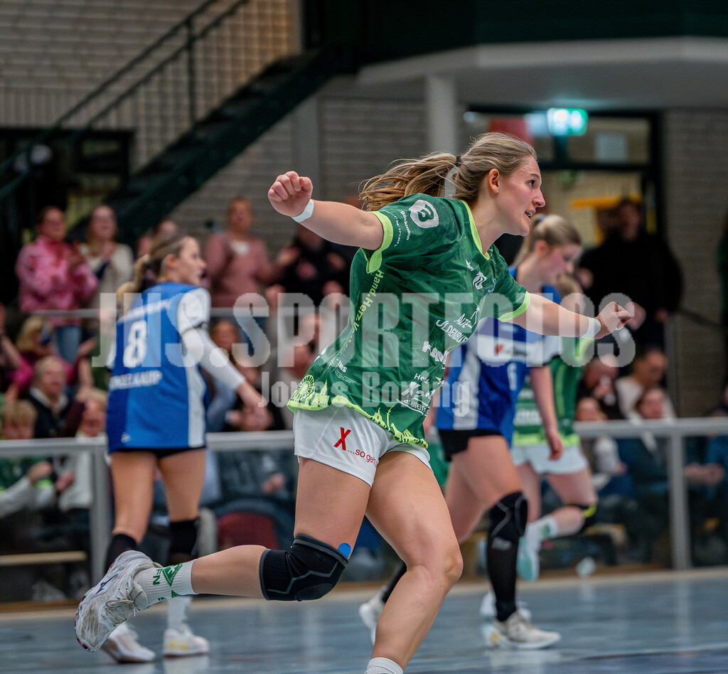 Handball I Frauen I Saison 2025-2026 I 3. Liga Staffel Nord I 10. Spieltag I SC SFN Vechta - HSG Blomberg-Lippe II I 0787 | Svenja Ruhöfer (10, SC SFN Vechta) Jubel - Realisiert mit Pictrs.com