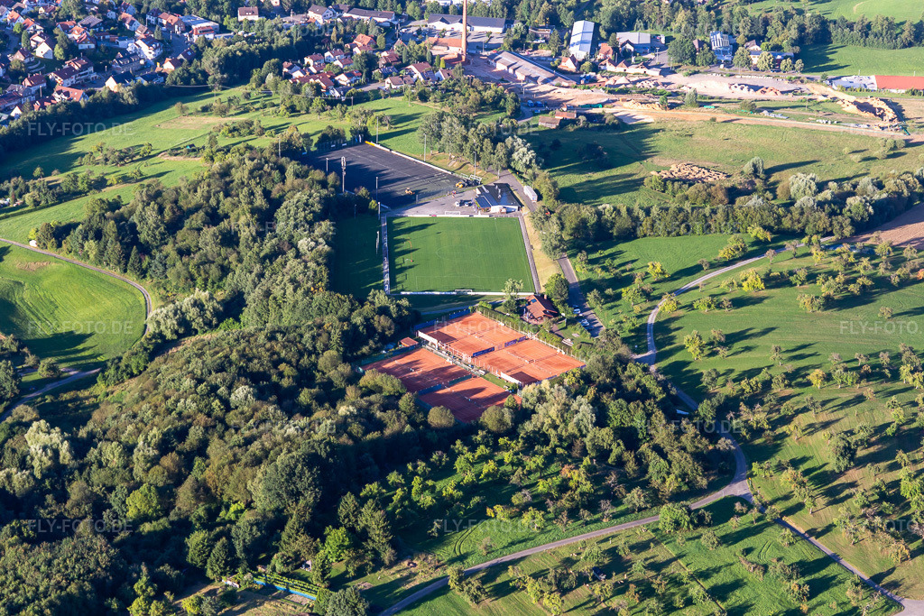 Luftbild: SVU Tennis 1976 eV im Ortsteil Unterweissach in Weissach im Bundesland Baden-Württemberg in Deutschland. Foto: IMG_093599.jpg vom 22.08.2016 durch Werner Riehm/FLY-FOTO.de