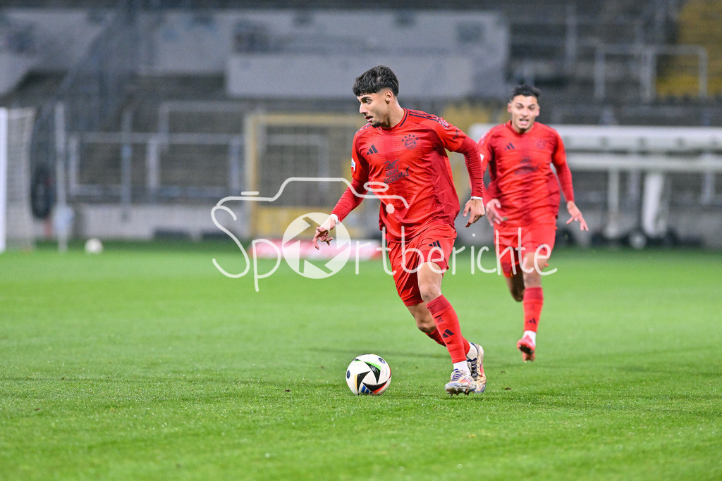 FC Bayern Amateure - SpVgg Greuther Fürth II | am Ball Emirhan DEMIRCAN (FC Bayern München II #11) / Freisteller / Einzelfoto  Regionalliga Bayern: FC Bayern Muenchen II - SpVgg Greuther Fuerth II, Gruenwalder Stadion am am 29.10.2024